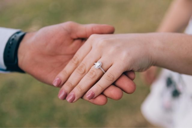 mistakes-to-avoid-when-buying-engagement-ring