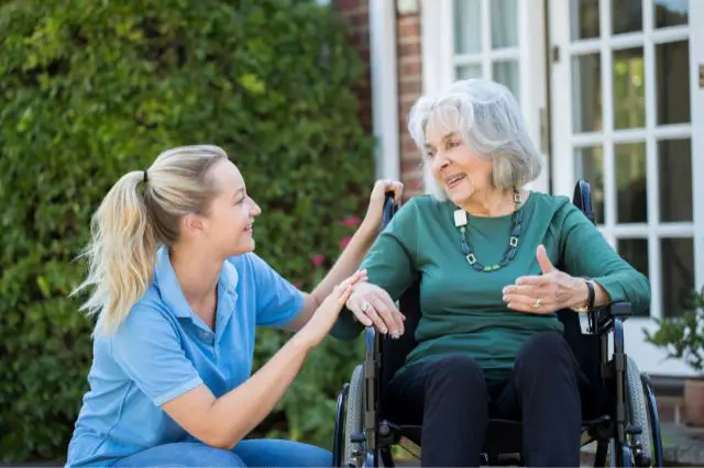 assisted-living-vs-home-care