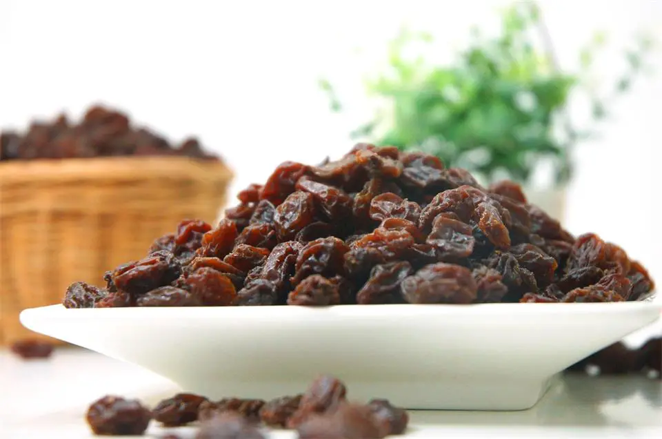 Difference Between Raisins & Sultanas [Complete Guide]